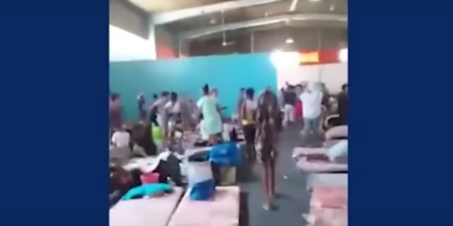 Λιβύη: Σοκαριστικό βίντεο – Γυναίκα κείτεται νεκρή στο πάτωμα σε κέντρο κράτησης