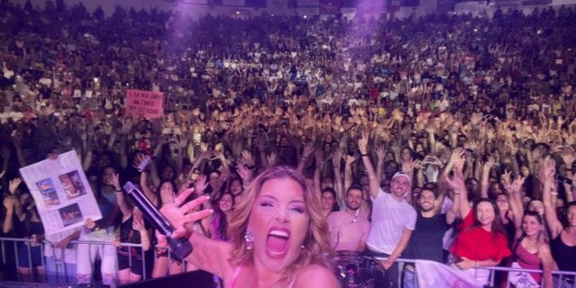 Έλενα Παπαρίζου: Θαυμαστής τής ζήτησε να γίνει “το ζιγκολό της”