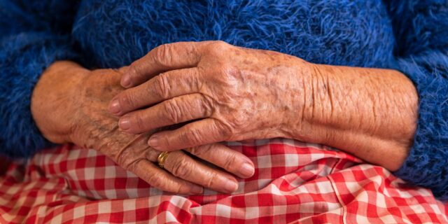 ΗΠΑ: 87χρονη πάλεψε με διαρρήκτη και μετά τον κέρασε φαγητό