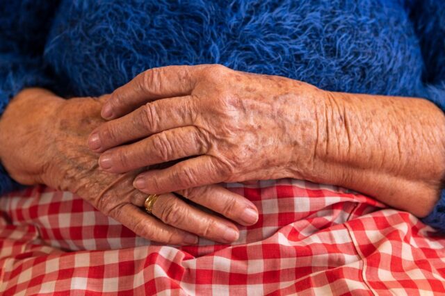 ΗΠΑ: 87χρονη πάλεψε με διαρρήκτη και μετά τον κέρασε φαγητό
