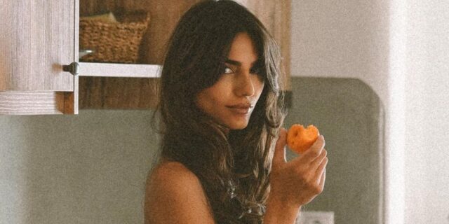 Ηλιάνα Παπαγεωργίου: Το σέξι topless και τα φρέσκα φρούτα της