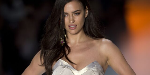 Irina Shayk: Ποζάρει topless στα βράχια και προκαλεί “σεισμό”