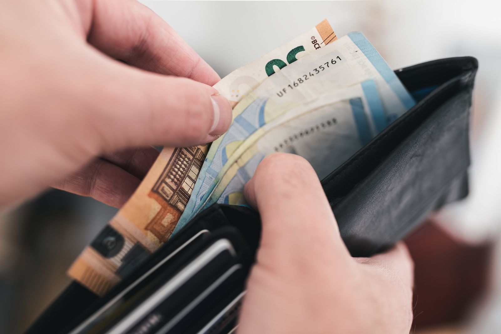 Η Ένωση Δικαστών και Εισαγγελέων ζητάει την επαναφορά του 13ου και 14ου  μισθού