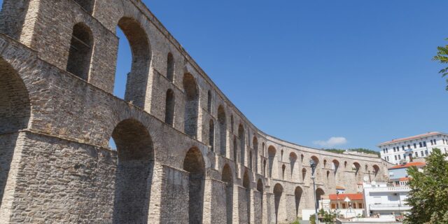 Καβάλα: Νεαρός άνδρας απειλούσε να πέσει από τις Καμάρες – Ζητούσε τη γυναίκα του