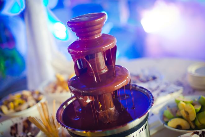Italia: rivolta con un albergo in Sardegna – Al buffet c’era una donna ricoperta di cioccolata