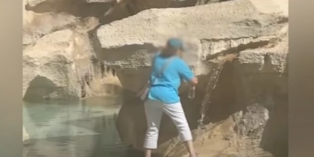 Ιταλία – Βίντεο: Σάλος με τουρίστρια που μπήκε στη Φοντάνα ντι Τρέβι για να γεμίσει το μπουκάλι της με νερό