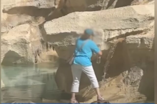 Ιταλία – Βίντεο: Σάλος με τουρίστρια που μπήκε στη Φοντάνα ντι Τρέβι για να γεμίσει το μπουκάλι της με νερό
