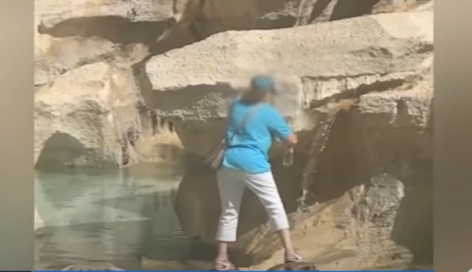 Italia – Video: Emozione con i turisti che entrano nella Fontana di Trevi per riempire le borracce