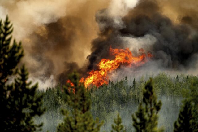 Καναδάς: Κάτοικοι απομακρύνονται με αεροπλάνα λόγω των πυρκαγιών στο Βορρά