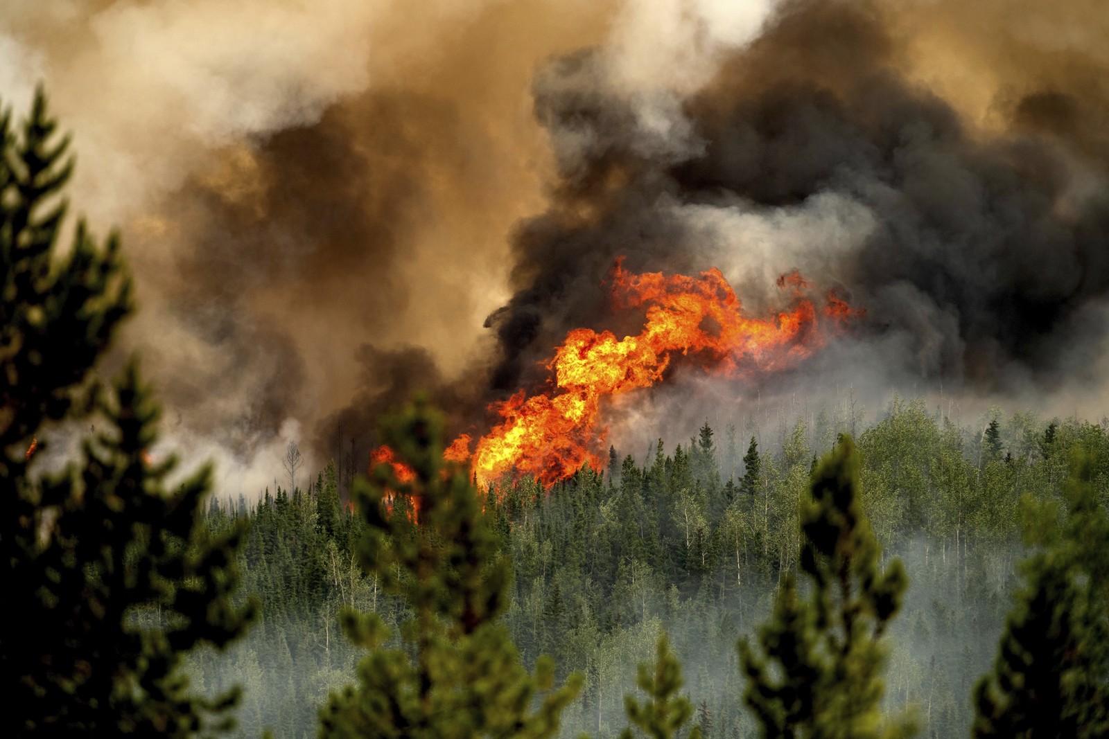 Καναδάς: Κάτοικοι απομακρύνονται με αεροπλάνα λόγω των πυρκαγιών στο Βορρά
