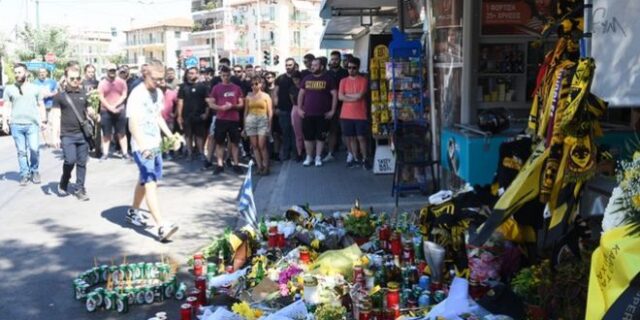 Νέα Φιλαδέλφεια: Λουλούδια στο σημείο της δολοφονίας του 29χρονου άφησε αντιπροσωπεία της ΚΝΕ
