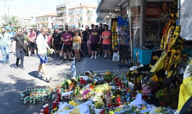 Νέα Φιλαδέλφεια: Λουλούδια στο σημείο της δολοφονίας του 29χρονου άφησε αντιπροσωπεία της ΚΝΕ