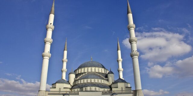 Τουρκία: Αντιδράσεις για φωτογράφιση μοντέλου σε τζαμί – Συλλήψεις για προσβολή θρησκείας