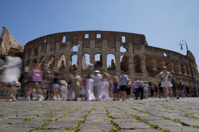 Ρώμη: Μάχη των Αρχών με τους αρουραίους – Έχουν κατακλύσει το Κολοσσαίο