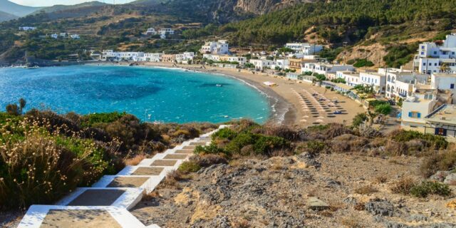 Κύθηρα: Σφράγισαν καταστήματα τον Δεκαπενταύγουστο για παραβάσεις που έγιναν τον… Ιούνιο – Οι ιδιοκτήτες μιλούν για επικοινωνιακά τρικ