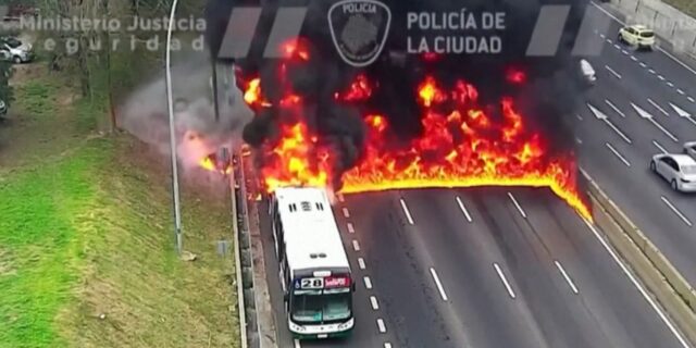 Αργεντινή – Σοκαριστικό βίντεο: Λεωφορείο τυλίγεται στις φλόγες – Έτρεχαν για να σωθούν οι επιβάτες