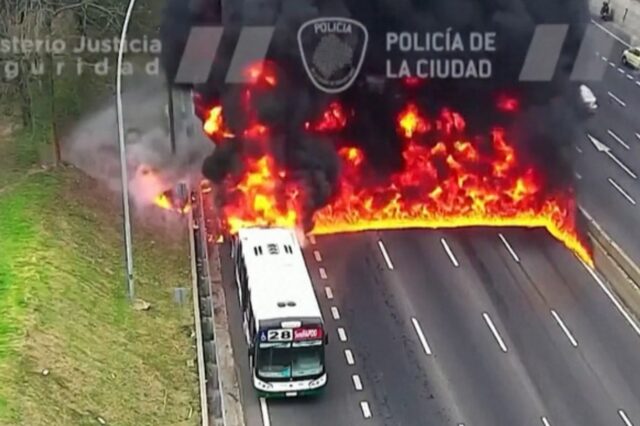 Αργεντινή – Σοκαριστικό βίντεο: Λεωφορείο τυλίγεται στις φλόγες – Έτρεχαν για να σωθούν οι επιβάτες