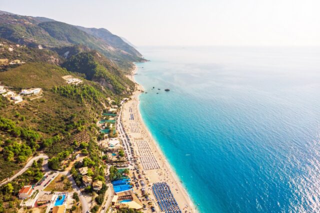 Κίνδυνος για οικογένεια στο Κάθισμα Λευκάδας: Βγήκαν για κανό με 7 μποφόρ