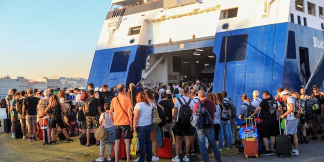 Δεκαπενταύγουστος: Κορυφώνεται η κίνηση στα λιμάνια της Αττικής – Όπου φύγει φύγει οι Αθηναίοι