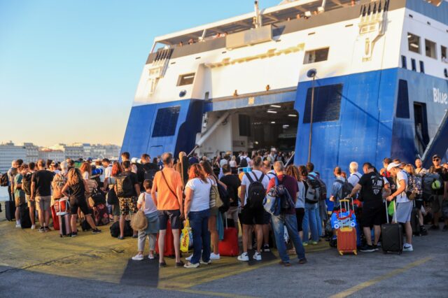 Δεκαπενταύγουστος: Κορυφώνεται η κίνηση στα λιμάνια της Αττικής – Όπου φύγει φύγει οι Αθηναίοι