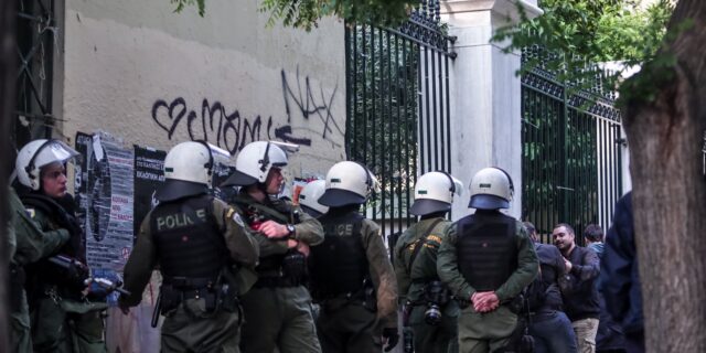 Πολυτεχνειούπολη: 25 προσαγωγές και δύο τραυματίες αστυνομικοί – Διαμαρτυρία έξω από τη ΓΑΔΑ