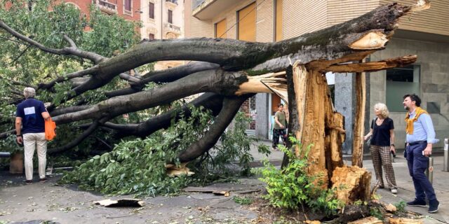 Ιταλία: Καταιγίδες και σοβαρές ζημιές στο Μιλάνο – Πρόωρο φθινόπωρο με πτώση της θερμοκρασίας έως και 15 βαθμούς