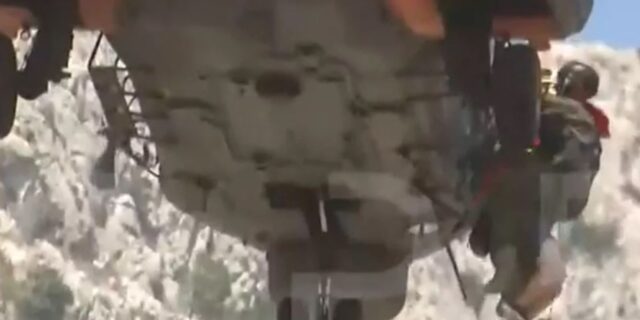 Φωτιά στη Φυλή: Καρέ-καρέ η δραματική επιχείρηση απεγκλωβισμού με Super Puma από τη Μονή Κλειστών