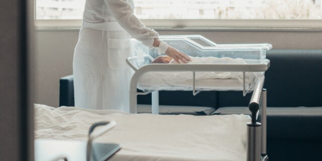 Κύκλωμα εμπορίας βρεφών στα Χανιά: “Περνάω μια κόλαση” – Όσα αποκαλύπτουν τρεις παρένθετες μητέρες