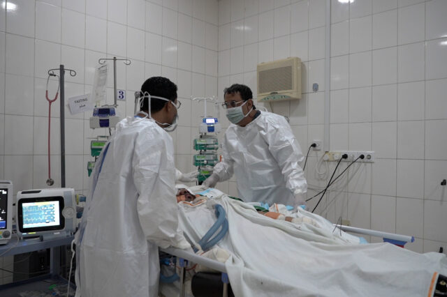 Σε αυτή τη ΜΕΘ των Γιατρών Χωρίς Σύνορα στην εμπόλεμη Υεμένη μπορεί να συμβούν μικρά θαύματα