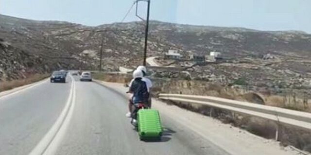 Μύκονος: Τουρίστας οδηγούσε σκούτερ σέρνοντας βαλίτσα σε κεντρικό δρόμο – Βίντεο