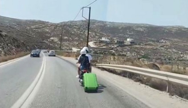 Μύκονος: Τουρίστας οδηγούσε σκούτερ σέρνοντας βαλίτσα σε κεντρικό δρόμο – Βίντεο