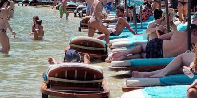 Μύκονος: Οι ξαπλώστρες που ήταν μέσα στο νερό… βγήκαν στη στεριά