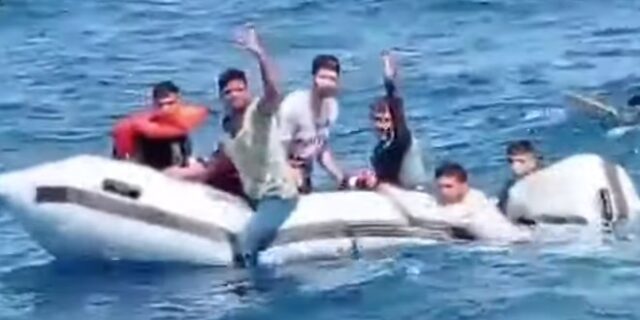 Βίντεο: Η στιγμή της διάσωσης 11 μεταναστών στη Λέσβο – Βυθίστηκε η λέμβος που τους μετέφερε