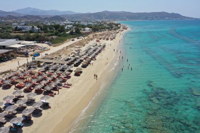 Κίνημα “Σώστε τις Παραλίες της Νάξου”: Επιχειρηματίες έβαζαν ξανά τα έπιπλά τους στις παραλίες μόλις έφευγαν οι ελεγκτές