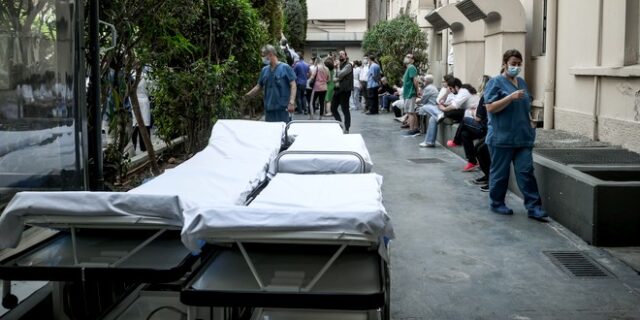 Politico: “Μην αρρωστήσετε στην Ελλάδα – Τα νησιά είναι γεμάτα τουρίστες, αλλά δίχως γιατρούς”