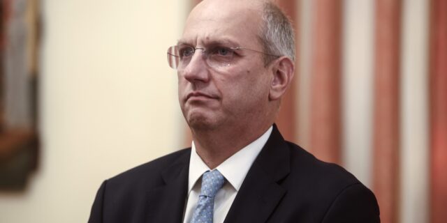 Χορεύεις ή κάνεις διακοπές; Καρατομείσαι. Δολοφονείται άνθρωπος; Δικαιολογείσαι…
