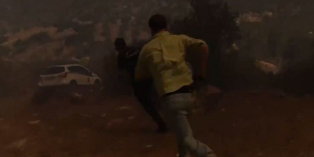 Φωτιά στη Βοιωτία: Η στιγμή που οι φλόγες περικύκλωσαν τηλεοπτικό συνεργείο