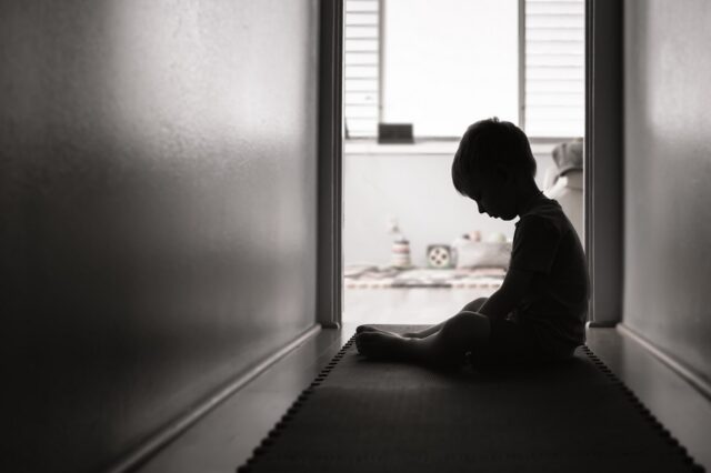Μέγαρα: Προθεσμία για να απολογηθεί πήρε ο 23χρονος για την κακοποίηση του 4χρονου