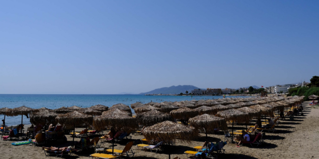 Νέο νομικό πλαίσιο για τις παραλίες το φθινόπωρο – Ποιος θα δίνει άδειες για ξαπλώστρες 