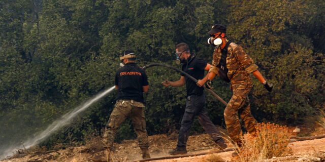 Φωτιές: Δραματική η κατάσταση στον Έβρο – Καλύτερη εικόνα σε Βοιωτία και Πάρνηθα