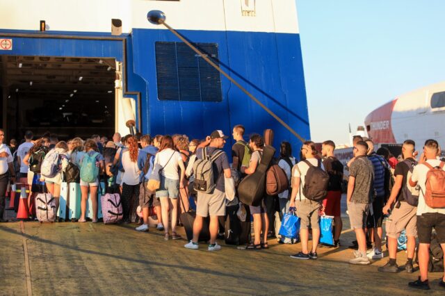 Δεκαπενταύγουστος: Το αδιαχώρητο στα λιμάνια της Αττικής – Με 100% πληρότητα αναχωρούν τα πλοία
