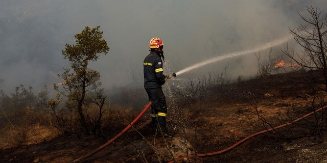 Οριοθετήθηκε η φωτιά στα Πιέρια Όρη – Παραμένει στην περιοχη η Πυροσβεστική