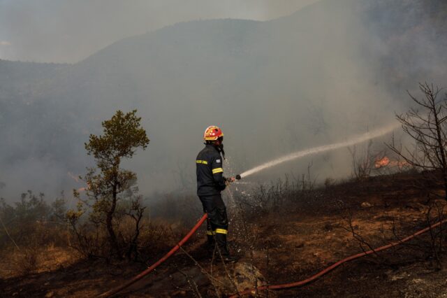 Οριοθετήθηκε η φωτιά στα Πιέρια Όρη – Παραμένει στην περιοχη η Πυροσβεστική