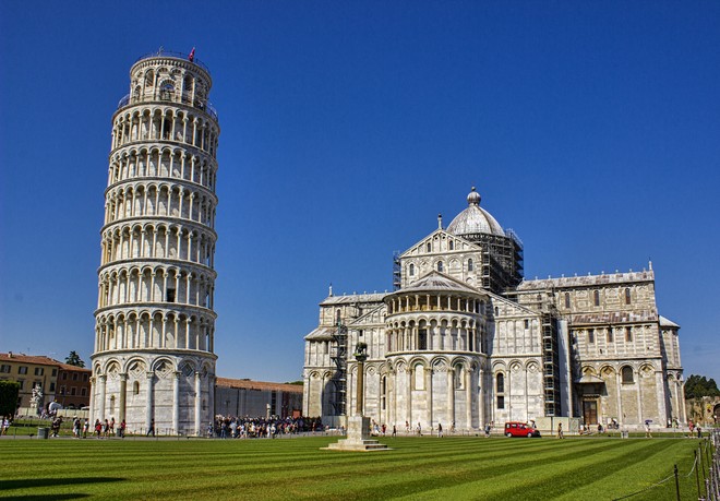 Torre pendente di Pisa: monumento popolare italiano che fu “appiattito”.