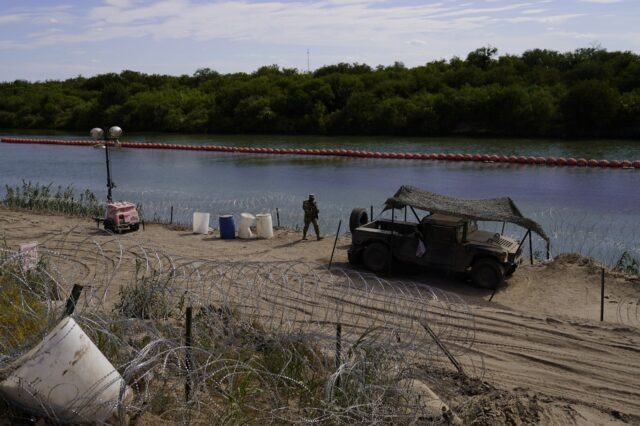 Πτώμα στον πλωτό αντιμεταναστευτικό φράκτη στα σύνορα ΗΠΑ – Μεξικού