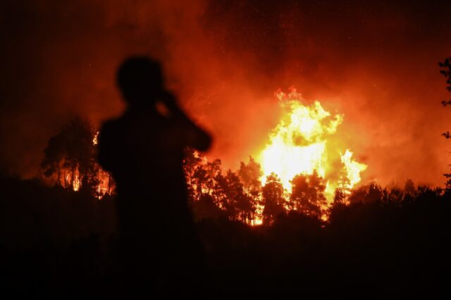 Φωτιές: Δύσκολη νύχτα σε Ροδόπη και Όλυμπο, νέο μέτωπο στη Μάνη – Ανησυχία για τους ανέμους
