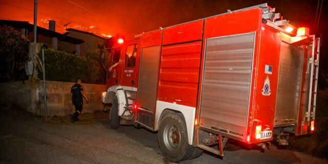 Μαίνεται η μεγάλη φωτιά στο Σοφό Ασπροπύργου – Το μέτωπο κινείται προς το βουνό