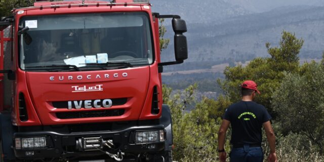 Φωτιά σε οικόπεδα στην Κερατέα