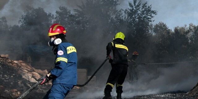 Φωτιά στο Ξυλόκαστρο: Ενισχύθηκαν οι πυροσβεστικές δυνάμεις