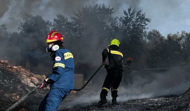 Πάρνηθα: Στον Εθνικό Δρυμό η φωτιά – Καίει παρθένο δάσος